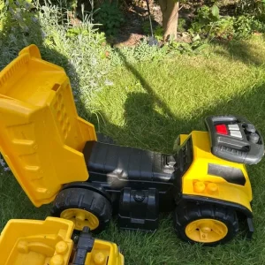 Mega Blocks ride on dumper truck with 2x other trucks - Image 2