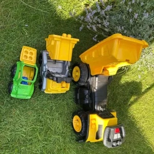 Mega Blocks ride on dumper truck with 2x other trucks - Image 3