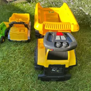 Mega Blocks ride on dumper truck with 2x other trucks - Image 4