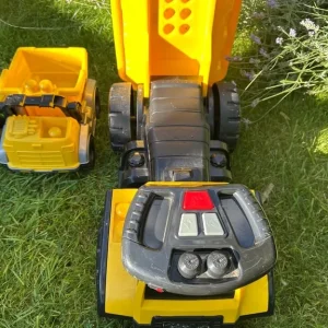 Mega Blocks ride on dumper truck with 2x other trucks - Image 5