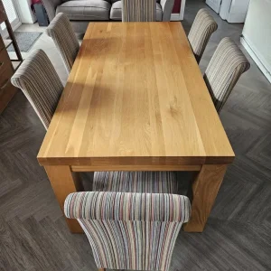 Solid oak dining table and 6 chairs - Image 2