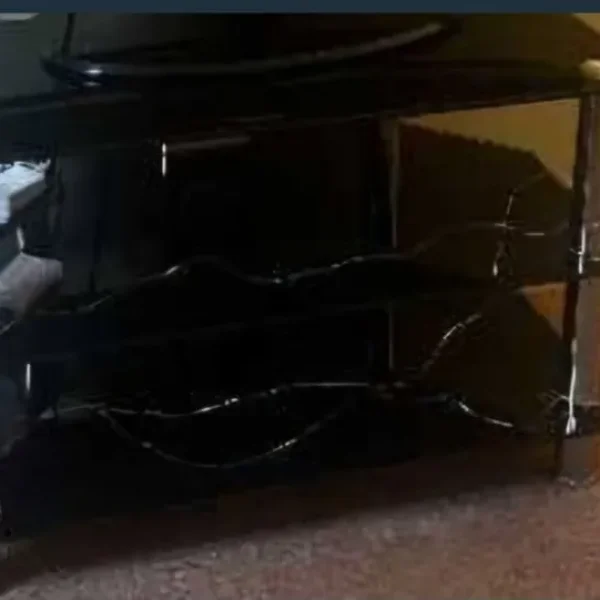 glass tv table in very good condition