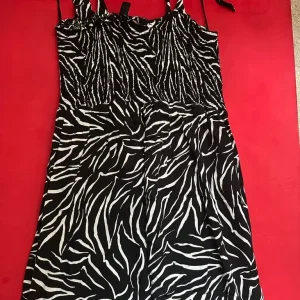 Summer maternity bundle size 12/M includes shorts, dresses and leggings - Image 3