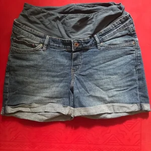 Summer maternity bundle size 12/M includes shorts, dresses and leggings - Image 5