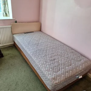 Single bed with head board - Image 2