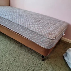 Single bed with head board - Image 3