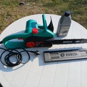 BOSCH CHAINSAW, Hardly Used, Box, Instructions, Pair of Safety Goggles & Oil - Image 2