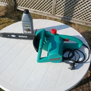 BOSCH CHAINSAW, Hardly Used, Box, Instructions, Pair of Safety Goggles & Oil - Image 3