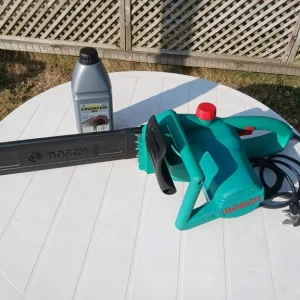 BOSCH CHAINSAW, Hardly Used, Box, Instructions, Pair of Safety Goggles & Oil - Image 4