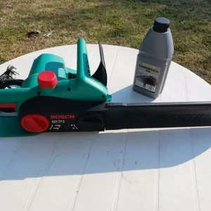BOSCH CHAINSAW, Hardly Used, Box, Instructions, Pair of Safety Goggles & Oil - Image 5
