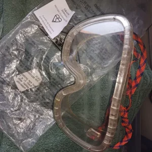 BOSCH CHAINSAW, Hardly Used, Box, Instructions, Pair of Safety Goggles & Oil - Image 7