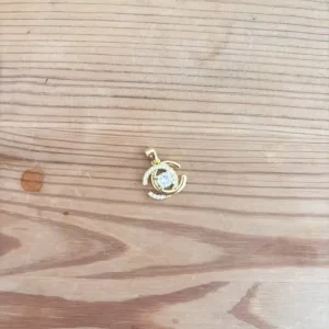 stylish pendant with zircon detail - Image 2
