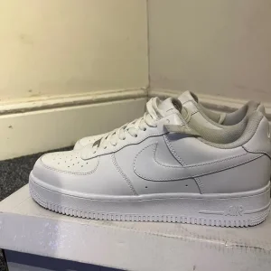 White airforces 1 - Image 2
