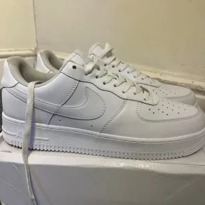 White airforces 1 - Image 3