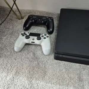 PS4 2 controllers - Image 5