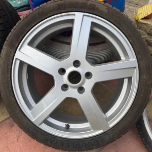 Volkswagen alloy wheel (ONLY 1 wheel) Brand spanking new With brand new tyre