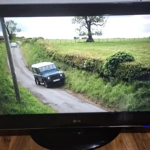 LG Freeview 37in TV with remote in good working order - Image 5