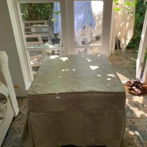 Italian made ottoman/pull out single bed with large cushion - Image 2