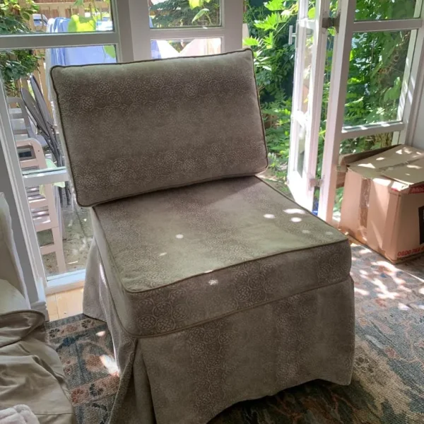 Italian made ottoman/pull out single bed with large cushion