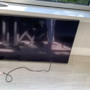 LG 42inch TV plus Heavy Duty Swivel Wall Bracket - Image 2