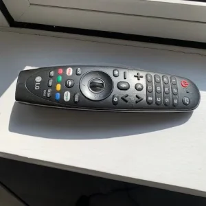 LG 42inch TV plus Heavy Duty Swivel Wall Bracket - Image 3