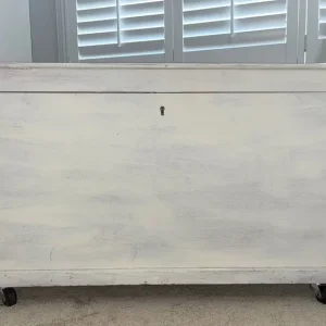 Charming White Wooden Chest - Good Condition! - Image 3