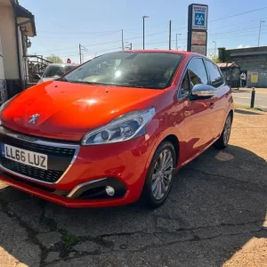 2016 Peugeot 208 1.2 PureTech Allure Euro 6 5dr HATCHBACK Petrol Manual - Image 3