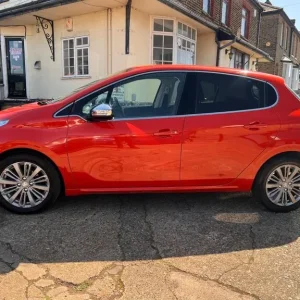 2016 Peugeot 208 1.2 PureTech Allure Euro 6 5dr HATCHBACK Petrol Manual - Image 5