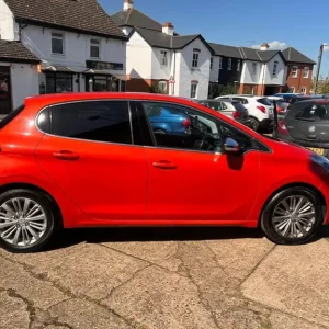 2016 Peugeot 208 1.2 PureTech Allure Euro 6 5dr HATCHBACK Petrol Manual - Image 7