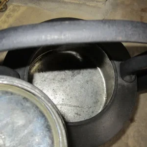 VINTAGE 5 QUARTS CAST IRON KETTLE - Image 3