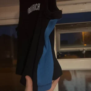 Black and blue hoodrich crop top - Image 3