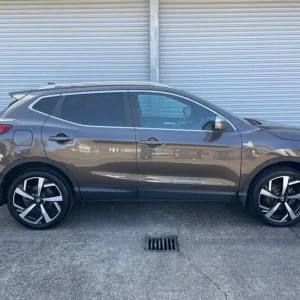 2017 Nissan Qashqai DCI TEKNA PLUS Hatchback Diesel Manual - Image 3