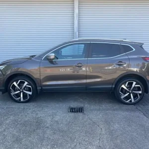 2017 Nissan Qashqai DCI TEKNA PLUS Hatchback Diesel Manual - Image 4