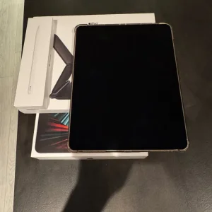 iPad Pro 5th gen 12.9 + accessories