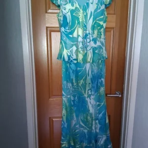 Ladies ankle length dress and acarf - Image 4