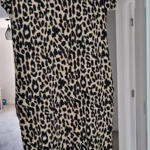 Long tiger print dress with pockets - Image 4