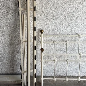 Lovely 4 foot 6 inch bedframe - Image 4