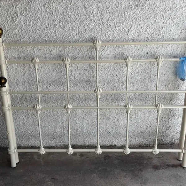 Lovely 4 foot 6 inch bedframe