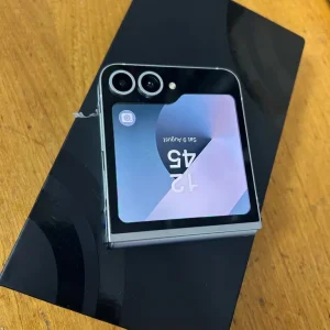 Samsung Zflip 6 - unlocked 256GB - Image 4