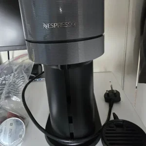 Nepresso Vertuo Next Machine - with Roasted Hazlenut pods