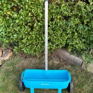 Gardena drop spreader