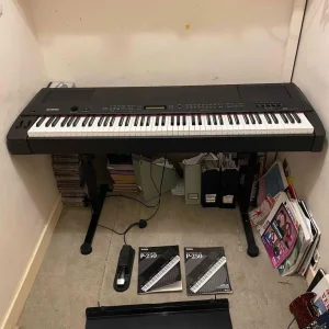 Yamaha P250 digital piano (+ music rest + FC4 sustain pedal + manuals)