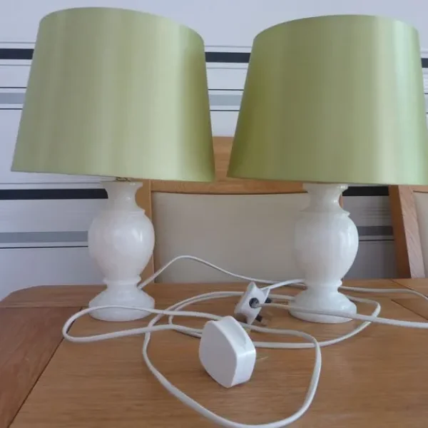 PAIR OF TABLE LAMPS WITH SHADES AND BULBS.