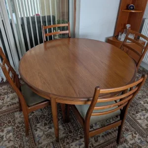 Solid wood extendable dining table with 4 chairs