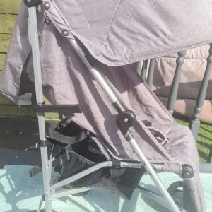 baby Stroller lay back, lockable front swivel wheels. Sun/ rain hood and Visor for viewing toddler