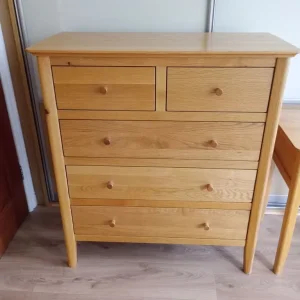 Oak chest of drawers