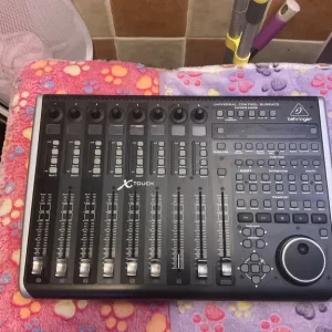 Behringer X-Touch - Universal DAW Remote Controller