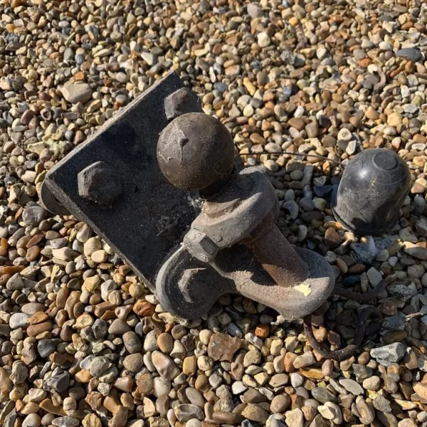 Tow bar universal ball and eye hitch