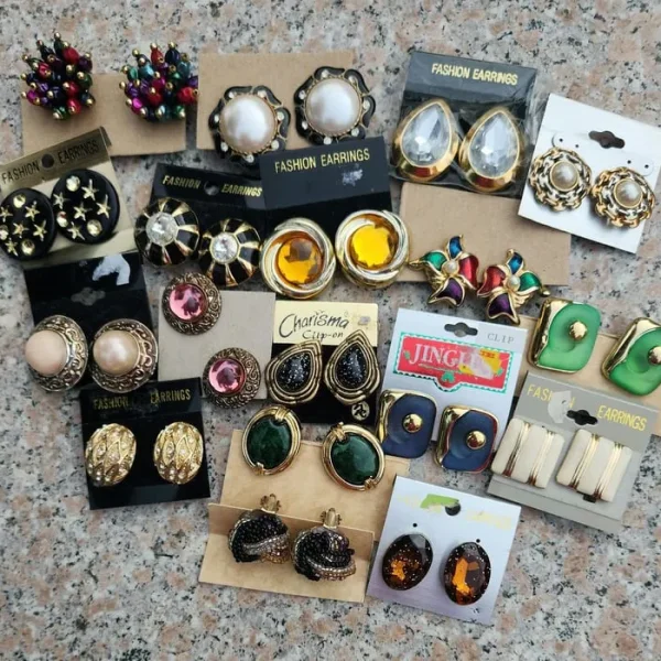 18 PAIRS OF CHUNKY RETRO/VINTAGE CLIP-ON EARRINGS