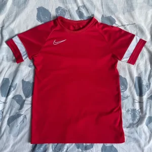 Nike Dri-FIT Red Kids Sports T-Shirt – Size L (147-158cm) - Image 2